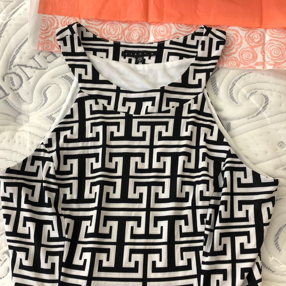 Gorgeous cut out shoulder geometrical print dress